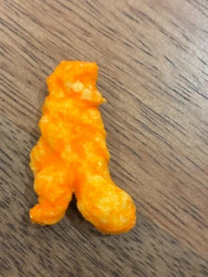 raro cheeto único en su clase que tiene la forma de un soldado de asalto de Star Wars Foto 1 de 2