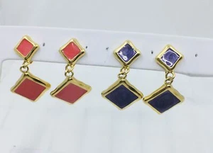 Vintage Set aus 2 Paar Trifari signierten rosa & blau Emaille quadratischen Ohrhänger - Bild 1 von 4