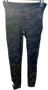 SPANX Faux Leather Black Camo Stretchy Reflective Shiny Leggings Size Medium - Picture 1 of 8