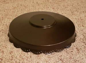 Pantalla de lámpara de metal vintage con borde decorativo festoneado - Imagen 1 de 3