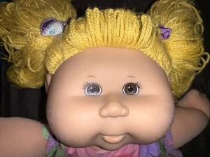 Vintage Cabbage Patch Kinder Puppe braune Augen blonde Haare Zöpfe 2004 - Bild 1 von 5