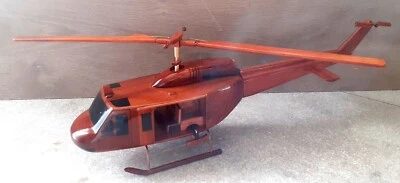 elicoptere BELL UH 1 en bois vernis fait main - Photo 1/4