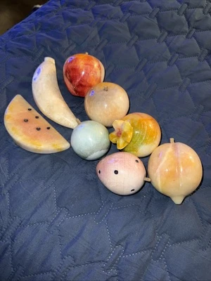 Mezcla de manzana granada pulida vintage - decoración de frutas de piedra de mármol con tallo de madera Foto 1 de 4