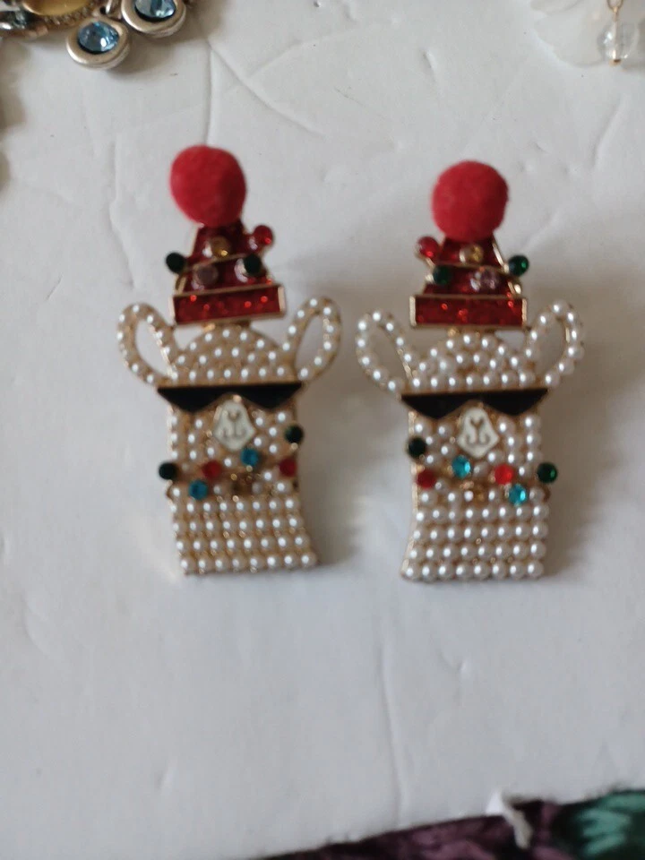 PENDIENTES COLGANTES BETSEY JOHNSON ESTRÁS PERLA ESMALTE TONO ORO ALPACA Foto 1 de 4