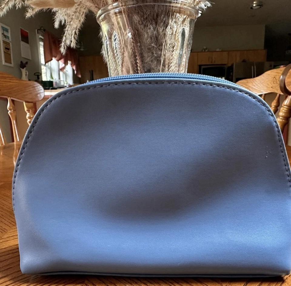 Bolso de cosméticos Salvatore Ferragamo azul claro para mujer Foto 1 de 4