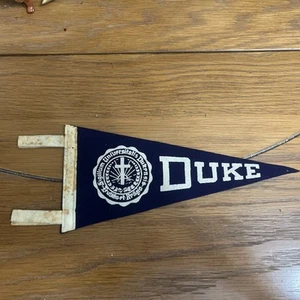 Vintage 1930’s Duke University Pennant UNIVERSITAS DUKIANA ERUDITIO ET RELIGIO - Picture 1 of 3