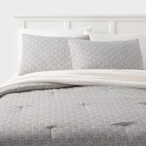 Room Essentials 7-Piece Comforter Set Elasticized Fitted Black/White Full/Queen - Picture 1 of 8