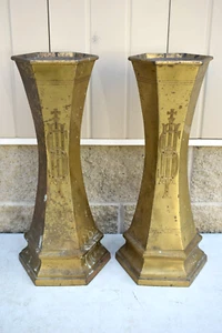 Paar große Kirchen Blumenvasen mit Einlagen, 'IHS' auf Vorderseite (CU403) Kelch Co - Bild 1 von 12