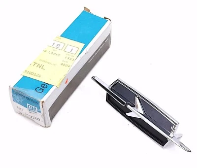 Novo Genuíno GM 1972 Oldsmobile Cutlass 442 W29 Escudo Frontal de Pedra Foguete Emblema - Imagem 1 de 4