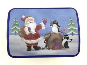 Caja con bisagras de lata de Navidad. 5 x 3 1/2 x 3 pulgadas. Papá Noel y pingüinos con características. - Imagen 1 de 10