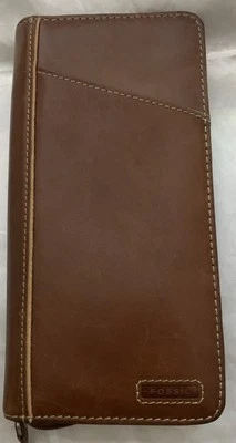 Billetera de colección con soporte para pasaporte fósil de cuero marrón para documentos de viaje con cremallera alrededor  Foto 1 de 4