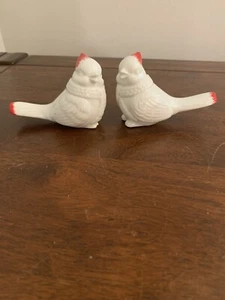 2 weiße Keramik Vogel Figuren - Kardinal mit roten Spitzen mit Weihnachtsschal - Bild 1 von 11