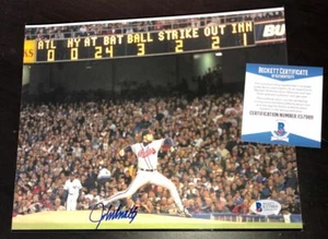 FOTO JOHN SMOLTZ FIRMADA POR LOS BRAVOS SERIE MUNDIAL YANKEE ESTADIO 8X10 BECKETT CERTIFICADO DE AUTENTICIDAD - Imagen 1 de 1