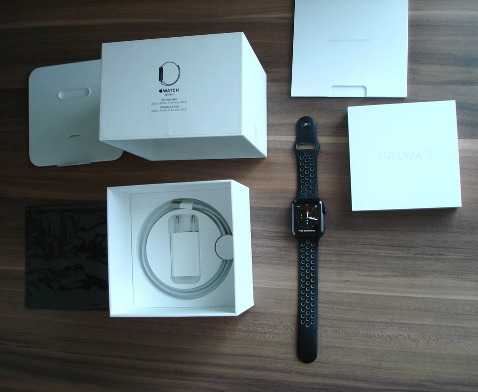 Apple Watch Series 2 Space Black Stainless 42 mm Edelstahl Nike Sportarmband - Bild 1 von 3