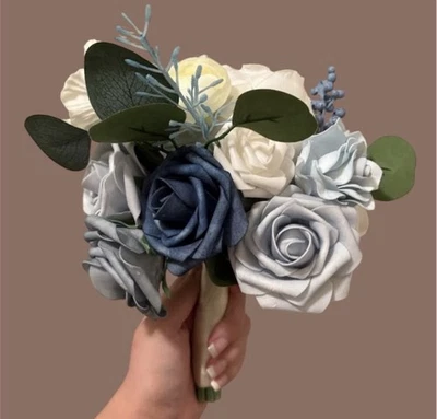 Buquê de dama de honra azul empoeirado Lings Moments - Imagem 1 de 3