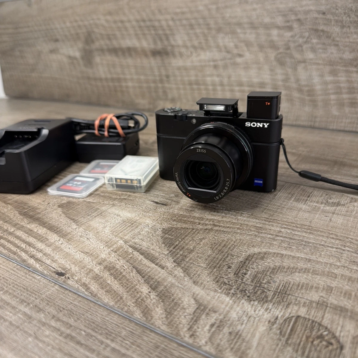 ほぼ未使用　Cyber-shot DSC-RX100M3 Sony Cyber-shot DSC-RX100 20.2MP Digital Camera 3.6x OpticaL Zoom