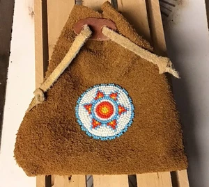 Handgefertigte Büffelfelltasche der amerikanischen Ureinwohner mit Rosette von TwoBear - Bild 1 von 2