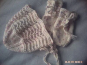 Hand Knitted Light Cream Baby Hat And Mittens Size 0-3 Months. - Picture 1 of 3