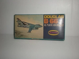 AURORA 1/132 DOUGLAS B66 IN KIT - Foto 1 di 7