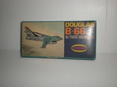 AURORA 1/132 DOUGLAS B66  IN KIT - Immagine 1 di 4