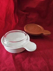 2 Corning Ware 1 Vision 1 white grab it bowls 1 glass 1 plastic Lid EUC! - Picture 1 of 4