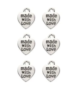 Dijes de corazón hechos con amor de metal de 12 mm 16 piezas por Hildie & Jo Craft nuevos envío rápido - Imagen 1 de 5