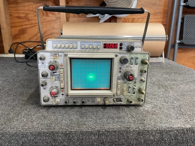 Osciloscopio Tektronix 465 con módulo multímetro digital Tektronix DM44 encendido Foto 1 de 4
