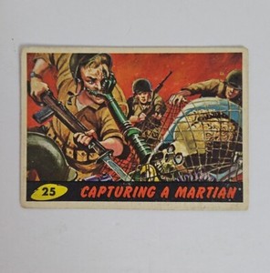 1962 Topps Mars Attacks #25 Capturing a Martian