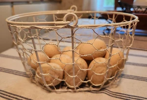 White Oval Chicken Wire Metal Egg Basket Swinging Handle w/ 12 Speckled Eggs - Bild 1 von 6
