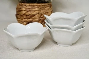 Set 4 ciotole da dessert bianche Pier One Lotus ceramica fiori condimento piccole 4,5" - Foto 1 di 12