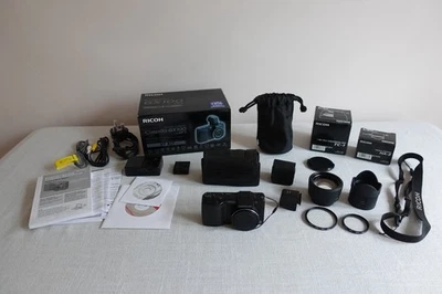 Ricoh GX100 digital compact camera with view finder and genuine accessories - Image 1 of 4