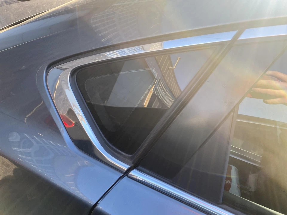 Cuarto de cristal derecho usado se adapta a: Nissan Altima SDN 2017 grado derecho A Foto 1 de 4