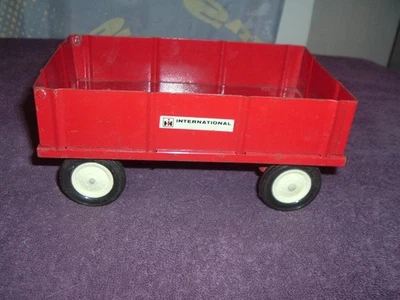 Vagão de barcaça ERTL International Harvester com engate faltando........ - Imagem 1 de 4