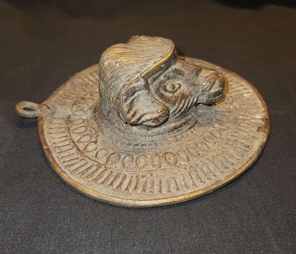 ANTIGUO TRADICIONAL INDIO BRONCE COLGANTE DE PARED CABEZA DE CARNERO DIOS AGNI CON SURYA RARO Foto 1 de 4