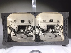 Tarjeta Keystone Stereoview de colección ~ Jugando con tren de juguete ~ P-17511 ~ Familia - Imagen 1 de 8
