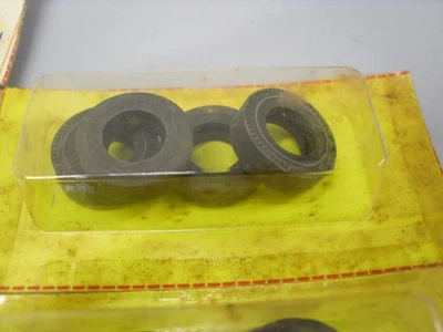 1 juego de 4 neumáticos lisos NOS AURORA #8771 SUPER THUNDERJET 500 en BLISTERCARD Foto 1 de 4