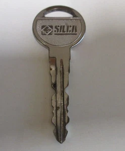 Silca Branded - Mazda Car Door and Ignition Key - Style Maz 7 - Vintage - 1980s - Picture 1 of 8