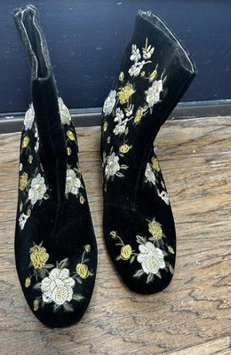Women’s Forever 21 Floral Embroidered Velvet Ankle Boots Size 8 - Image 1 of 4
