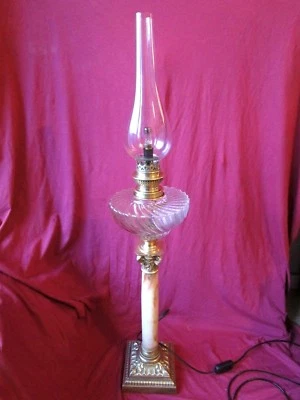 LAMPE A PETROLE EN  BRONZE ET MARBRE ELECTRIFIEE COLONNE CORINTHIENNE H.85CM - Photo 1/4