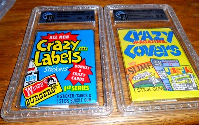 LOTE DE 2 PAQUETES DE CERA 1979 Fleer Crazy etiquetas pegatinas sin precio base como nuevas y cubiertas locas gai 8,5 Foto 1 de 3
