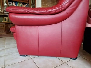 guterhaltene Ledergarnitur , ein 3er ,ein 2er und ein Sessel der Farbe Bordeaux - Bild 1 von 6