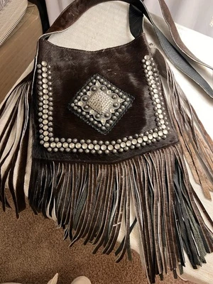 Cartera bandolera Raviani con flecos de piel de vaca con tachuelas Foto 1 de 4