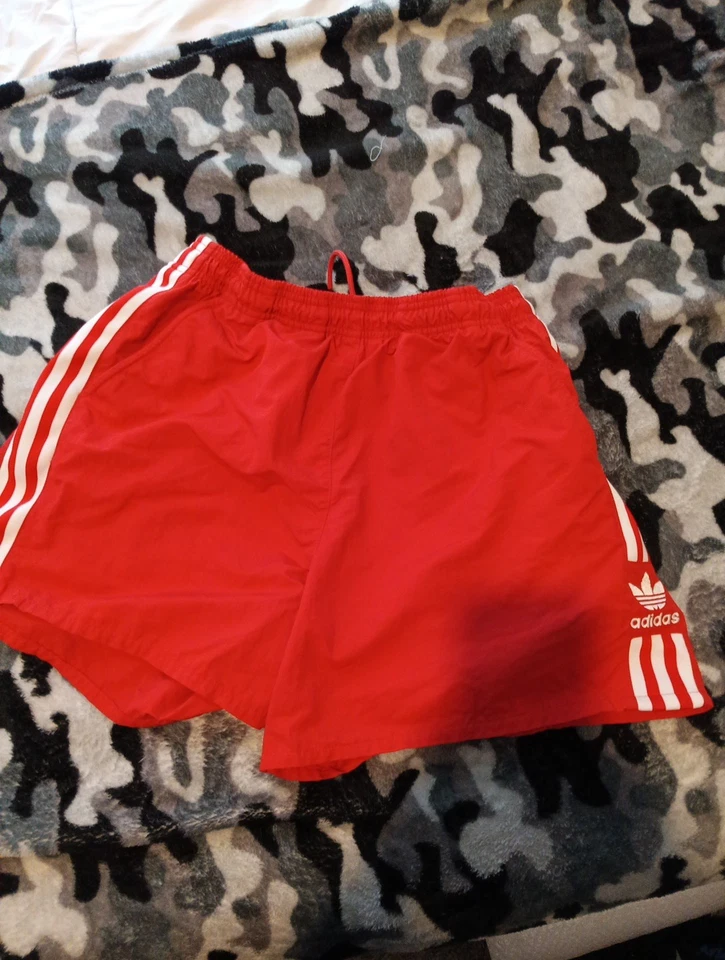 Pantalón Corto de Natación Adidas Originales Hombre Rojo/Blanco 3 Rayas (GN3526) Talla M  Foto 1 de 4