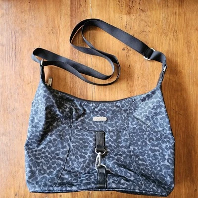 Baggallini estampa de leopardo cinza tiracolo hobo leve médio lavável viagem - Imagem 1 de 4