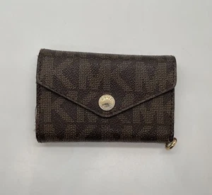 Portafoglio triplo pieghevole Michael Kors Electronics marrone/logo moka PVC iPhone/iPod - Foto 1 di 8