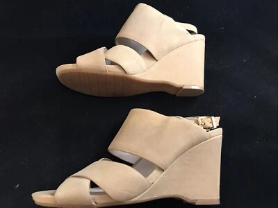 Sandalia de cuña Kenneth Cole New York Irene de gamuza tostada con honda trasera talla 7 usada una vez Foto 1 de 4