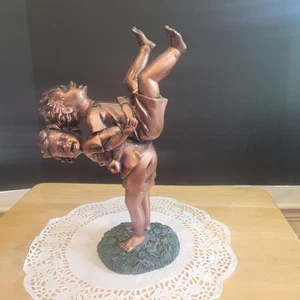 Skulptur mit 2 spielenden Kindern gerendert in bronzefarbenem Harz - Bild 1 von 9