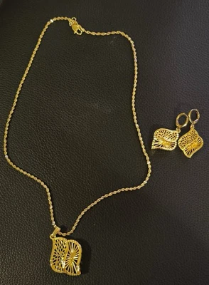 Juego de collar de cuerda de oro amarillo de 24k con colgante y pendientes enchapados en oro de 24k Foto 1 de 3