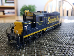 Vintage HO scale TYCO/Mantua 5628 blue Santa Fe Diesel Locomotive - Picture 1 of 8