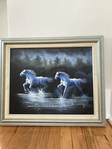 Midcentury schwarzes Pferd Gemälde Holzrahmen Pferde galoppierendes Wasser signiert Vintage - Bild 1 von 8